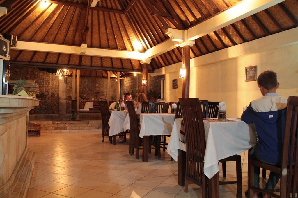 Barong Cafe Bungalow And Restaurant Amed Eksteriør billede